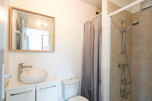 a bathroom with a toilet and a sink and a shower at Chambre indépendante, tout à pied in Ciboure