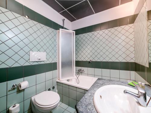 un baño con inodoro y lavabo en ibis Styles Roma Vintage, en Roma