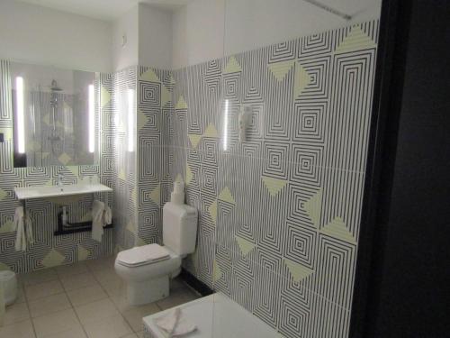 Un baño de ibis Styles Massy Opéra