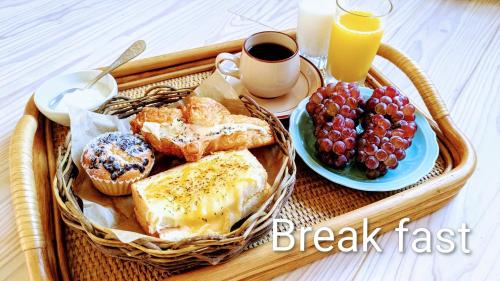 a tray of breakfast food with a tray of bread and fruit at 熊野ギャラリー のこのこ in Tanabe