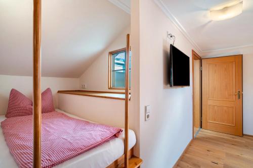 a small room with a bunk bed and a window at Wein- und Klimahotel Bergfriedel in Bühlertal
