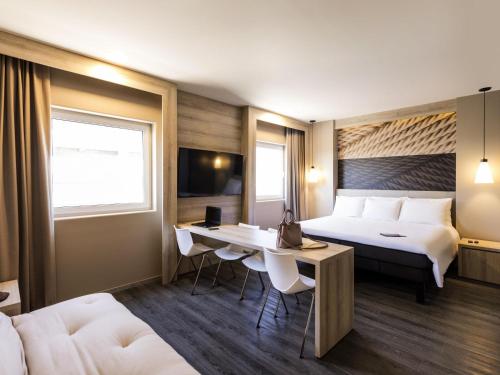 ein Hotelzimmer mit einem Bett und einem Schreibtisch in der Unterkunft Ibis Torreon in Torreón