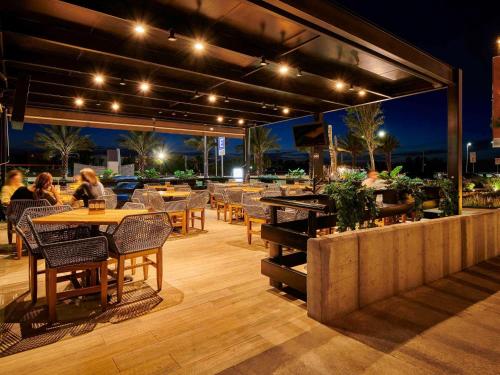 Ein Restaurant oder anderes Speiselokal in der Unterkunft Ibis Torreon 