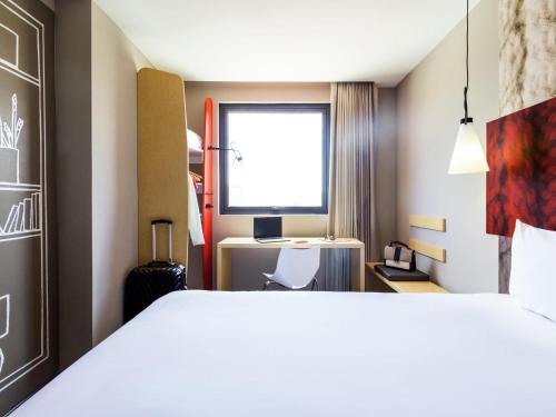 Postel nebo postele na pokoji v ubytování ibis Tijuana