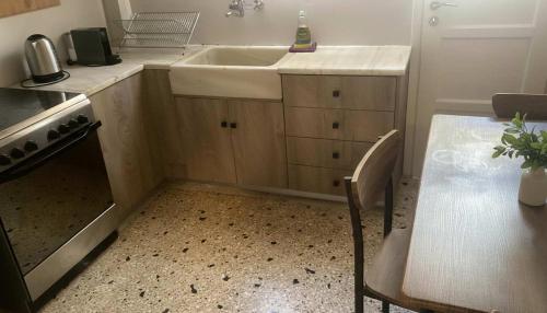 Bright 2-Bedroom Apt in Ampelokipoi Near Hospital