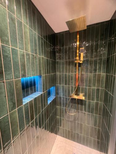 Ένα μπάνιο στο Modern 1 bedroom flat in Morden