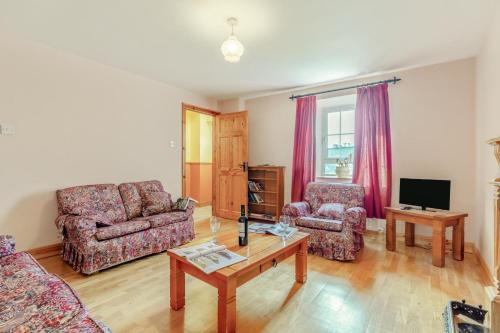 TV a/nebo společenská místnost v ubytování 4 Bed in Rossnowlagh oc-ii06781