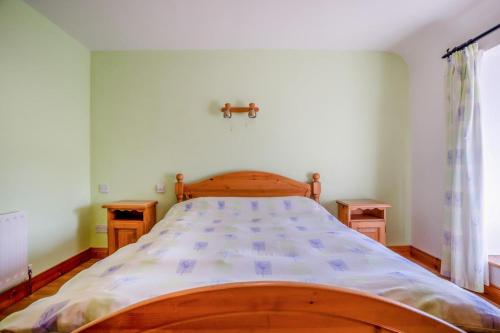 Postel nebo postele na pokoji v ubytování 4 Bed in Rossnowlagh oc-ii06781