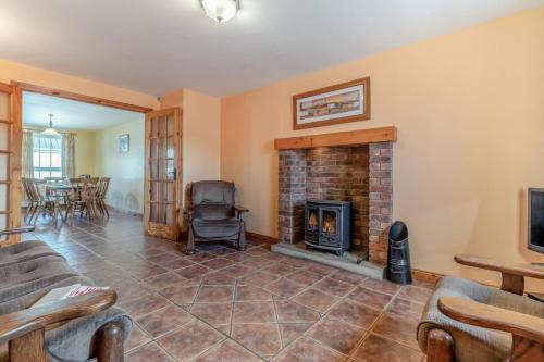 TV a/nebo společenská místnost v ubytování 4 Bed in Rossnowlagh oc-ii06781