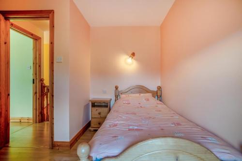 Postel nebo postele na pokoji v ubytování 4 Bed in Rossnowlagh oc-ii06781