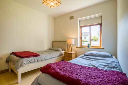 Postel nebo postele na pokoji v ubytování 4 Bed in Kilmuckridge oc-ii09888