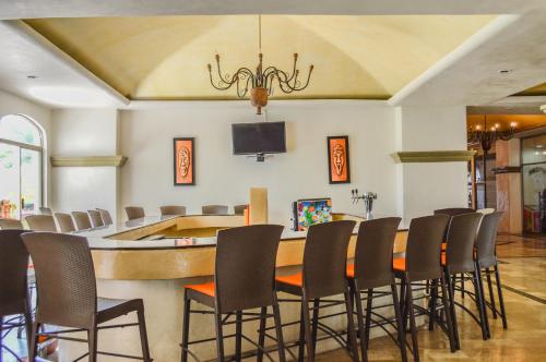 une salle à manger avec une grande table et des chaises dans l'établissement ENNA INN IXTAPA HABITACIóN VISTA AL MAR, à Ixtapa
