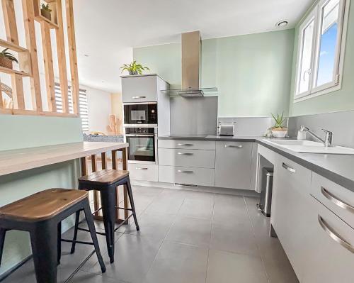 A kitchen or kitchenette at Jardin & terrasse privés, à 10 min de La Rochelle