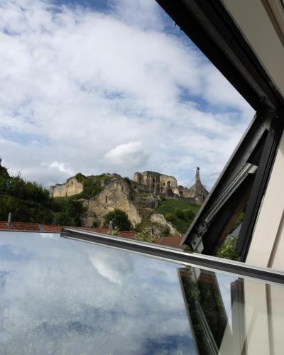 a view of the castle from the window of a house at Bed and Breakfast De Heren van Valkenburg in Valkenburg