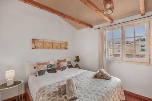 une chambre avec un lit et une grande fenêtre dans l'établissement Bungalow Géminis, à Maspalomas