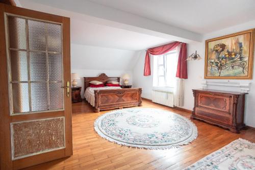 Habitación con cama y puerta abierta en ZenVista Chalet Apart, en Brasov