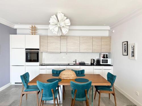 Kuchyň nebo kuchyňský kout v ubytování First Line Three Bedroom Apartment - Lustica Bay