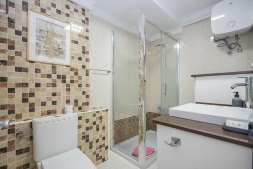 Un baño con ducha, inodoro y lavabo. en Canteras Seaviews - Balcony & Beach, en Guanarteme