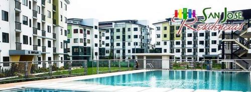 basen przed dużym budynkiem w obiekcie Dainty Den LF508 - Comfy & Chic Home beside Enchanted Kingdom w mieście Santa Rosa