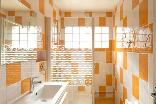 a bathroom with a tub and a sink at Océan Ouest - Domaine Des Landes in Lesperon