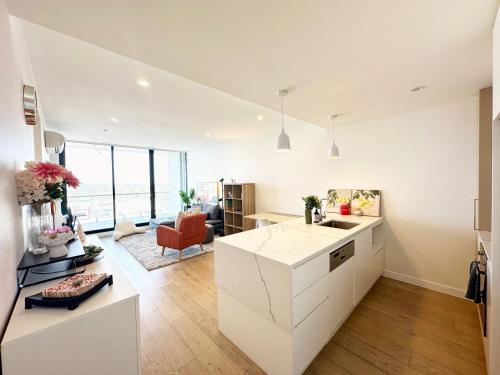 Kuchyň nebo kuchyňský kout v ubytování DS1002 - 2B2B Spacious Carnegie Penthouse Free Parking 2 bed 2 bath Top Floor 5mins to Chadstone Shopping centre Monash Uni 1min Carnegie railway