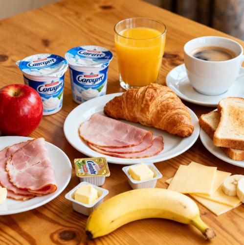 un tavolo sormontato da piatti di cibo per la colazione e una banana di Master&Commander a Valencia