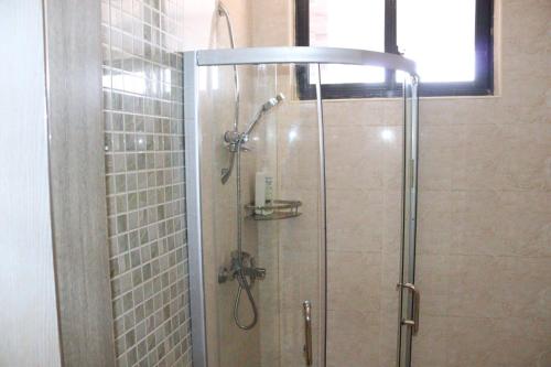 Koupelna v ubytování Executive fully furnished three bedroom apartment with ample parking space, swimming pool fully equipped gym children playing ground and amazing city views