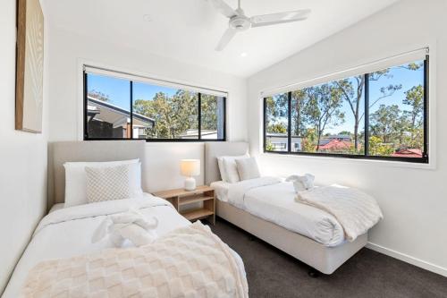 Postel nebo postele na pokoji v ubytování Sunhaven Escape Three Storey Comfort for Families