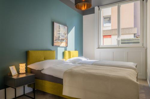 a bedroom with two beds and a window at Luxuriöse Loftwohnung im Herzen von Thun in Thun