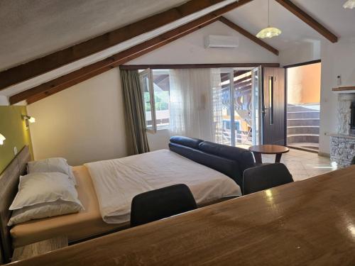 Ένα ή περισσότερα κρεβάτια σε δωμάτιο στο Apartments Šeherzada