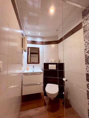 a bathroom with a toilet and a sink at Pause Confort Studio idéal centre ville in Gravelines