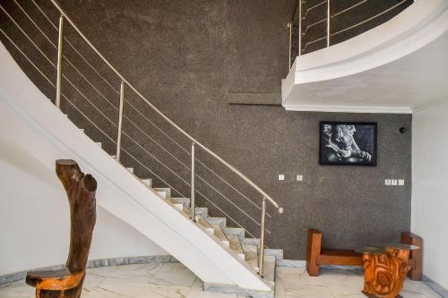 Una televisión o centro de entretenimiento en Dview Hotel