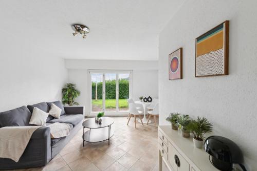 ein Wohnzimmer mit Couch und Tisch in der Unterkunft EXQUIS Design 2-Room Apartment Zurich ROSET I Garden I Lake View in Richterswil