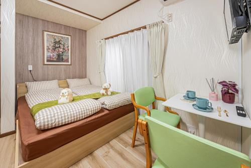 Ένα ή περισσότερα κρεβάτια σε δωμάτιο στο Koiwa Station Entire Villa Two Generation House with 1BR Cozy Apartment and 4BR Spacious Home Easy JR Access to Asakusa Skytree Shinjuku Shibuya Ueno and Narita Haneda Airport