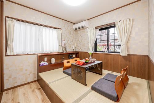 Χώρος καθιστικού στο Koiwa Station Entire Villa Two Generation House with 1BR Cozy Apartment and 4BR Spacious Home Easy JR Access to Asakusa Skytree Shinjuku Shibuya Ueno and Narita Haneda Airport
