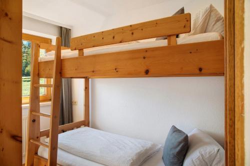 a bedroom with two bunk beds in a cabin at Apart Mia in Grossried