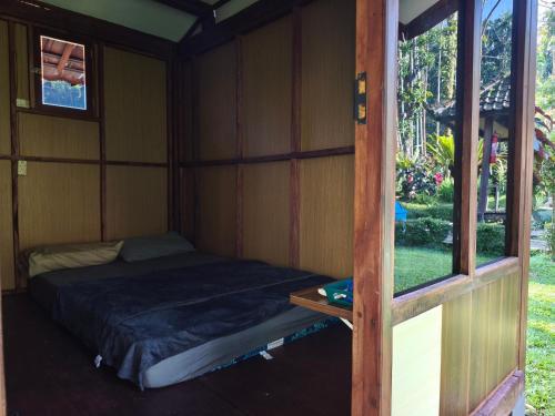 Una cama pequeña en una habitación con ventana. en Sendang Seruni Guest House, en Jambu