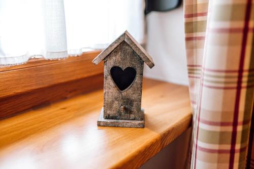 a small bird house sitting on a wooden shelf at Schmidtburger Hof in Weiler
