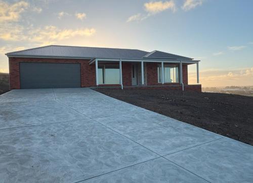 dom z garażem na szczycie wzgórza w obiekcie Brand New 4 bedroom home, beach escape w mieście Warrnambool