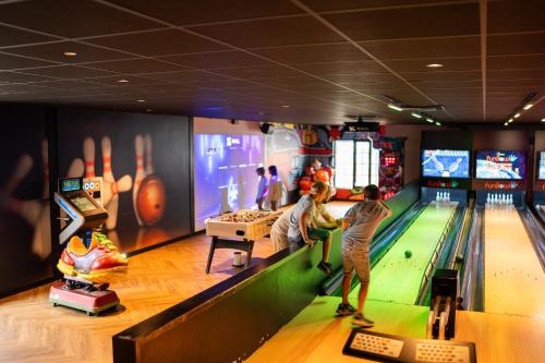 two people playing bowling in a bowling alley at Resort Veluwe in Garderen
