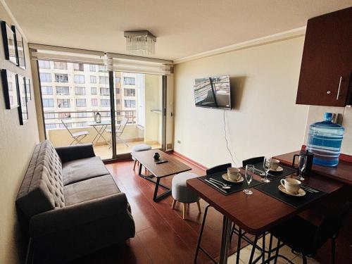 a living room with a couch and a table at Experiencia Terramar-1hab-1Bañó-1estac in Antofagasta