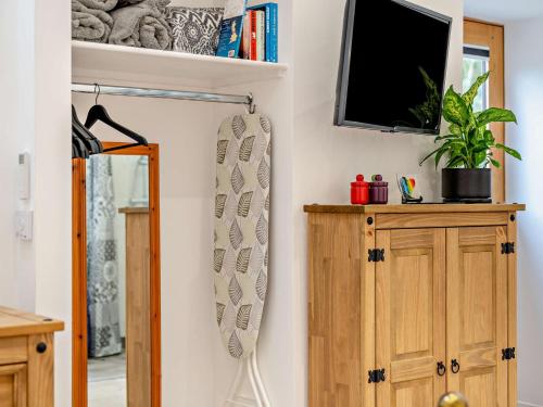 Μια τηλεόραση ή/και κέντρο ψυχαγωγίας στο 1 Bed in Pickering 96309