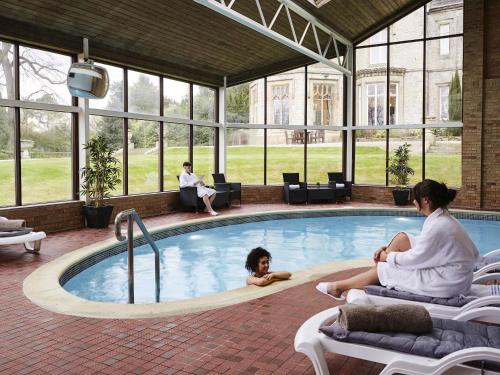 Бассейн в Mercure Sheffield Kenwood Hall & Spa или поблизости