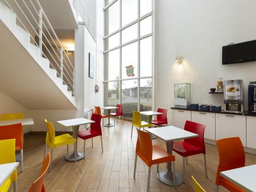 a restaurant with tables and chairs in a room at Hôtel F1 Reims Tinqueux in Reims