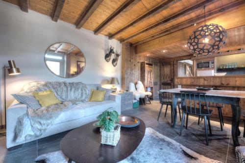 ein Wohnzimmer mit Sofa und Tisch in der Unterkunft Tatiana I in Megève