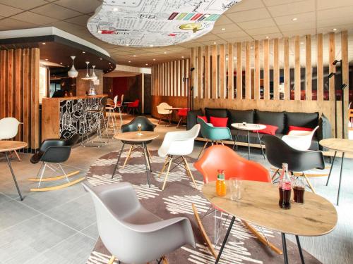 a restaurant with tables and chairs in a room at ibis Cahors in Cahors