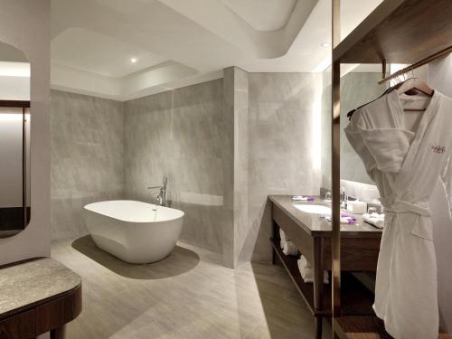 Ένα μπάνιο στο Mercure Jakarta Gatot Subroto