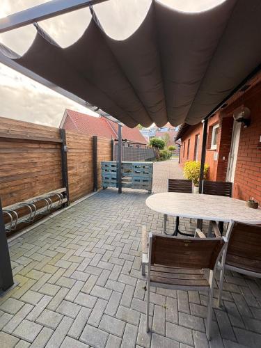 Balkón nebo terasa v ubytování FEWO FloTi Ferienwohnung Augustfehn