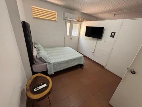 a small room with a bed and a tv at OUR HOME SAN ANTONIO in Cali