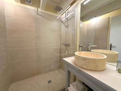 un bagno con due lavandini e una doccia di Clos de Fougères - La Grange 4-5 personnes a Montoillot